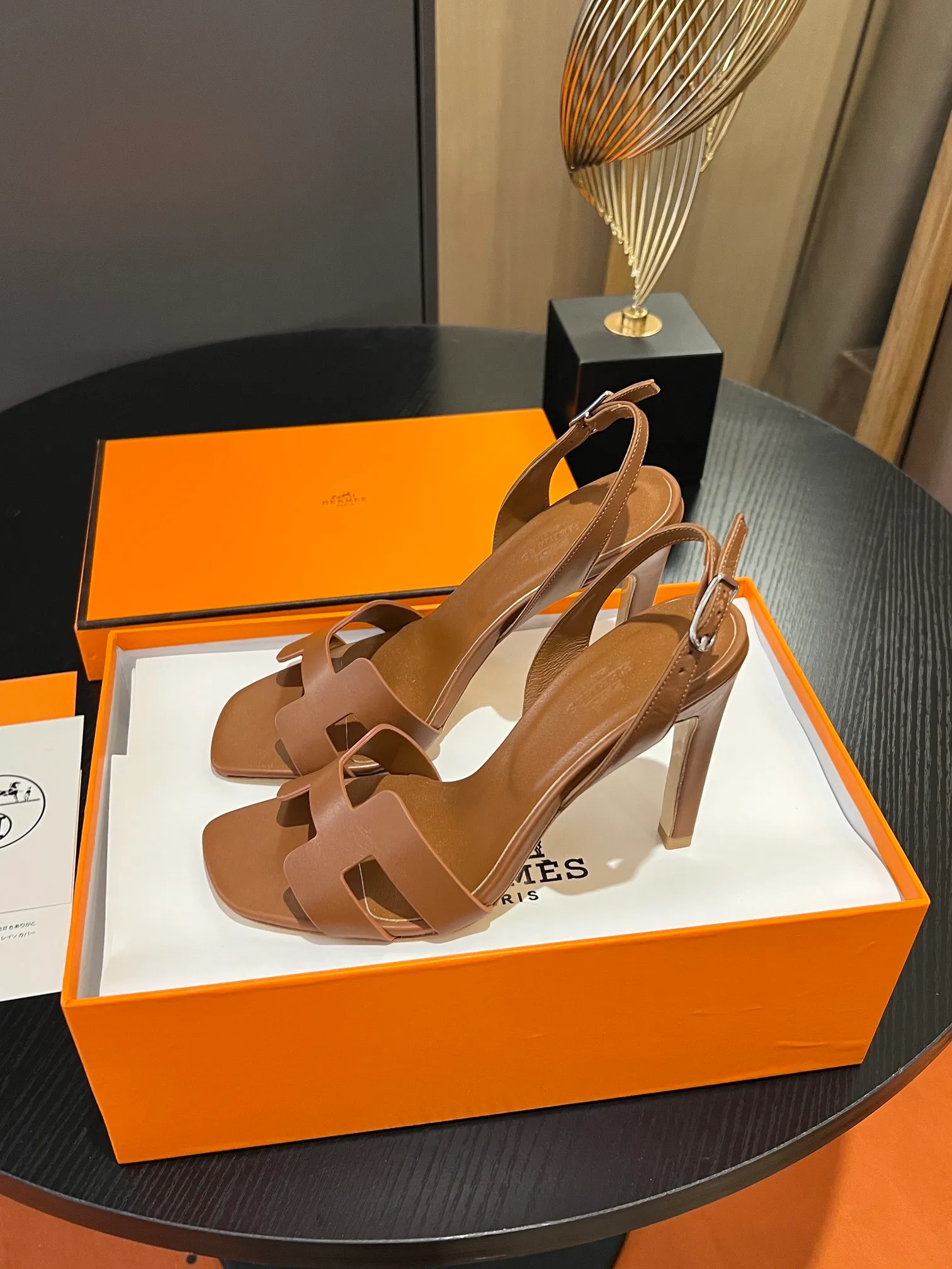 👟👟Ex-factory price 600👟👟Hermès 2023 high-heeled temperament sandals original customization! Counter synchronization! Hermès high heels have always been simple, fashionable and elegant! ! ! It can hold any style of wear, the height of 10.5cm is easy to control, and the feet feel comfortable and pressure-free! The classic and elegant style brings a sense of luxury to your feet! Highly recommended Material: Upper imported calfskin + mixed sheepskin lining Outsole: Italian genuine leather sole Size: 34-42 (34.41.42 customization is non-returnable and non-exchangeable)